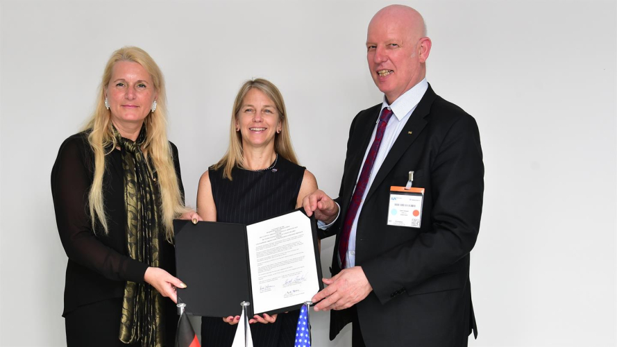 Pascale Ehrenfreund (left), Gerd Gruppe (right), Member of the DLR Executive Board responsible for the Space Administration, and Dava Newman (center), Deputy Administrator of NASA, after signing the agreement at the ILA Berlin Air Show.