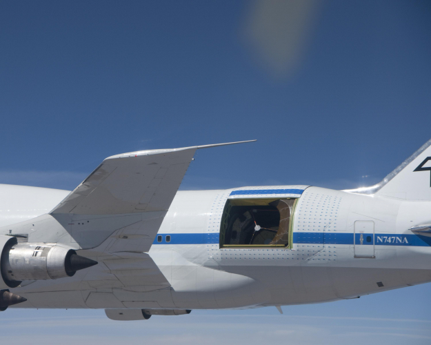 SOFIA air-to-air with aerodynamic tufts